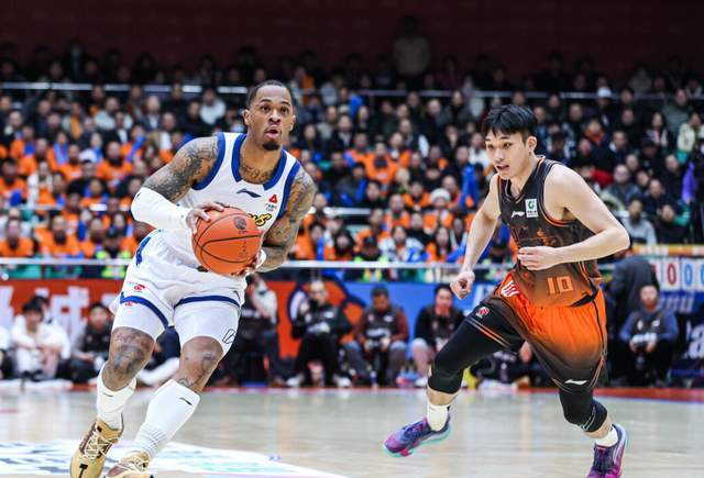 CCTV5直播!浙江德比大战悬念重重,外援互不相让,王博主抓防守