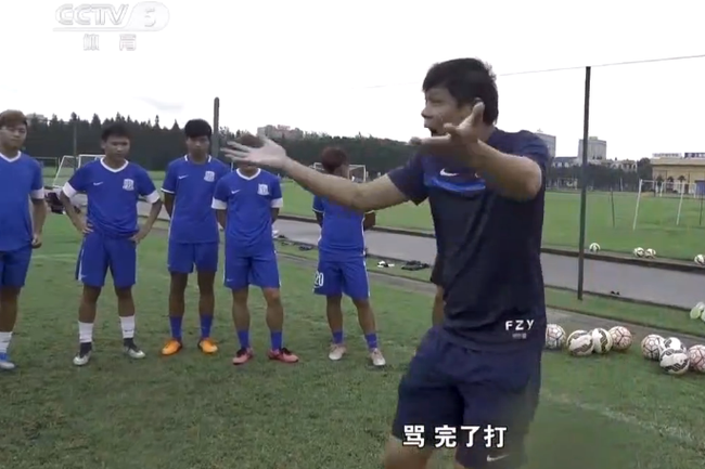 范志毅怒斥打架小球员：19了整天还在混，父母几千里远送你来打架