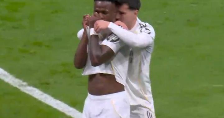 维尼修斯破105天球荒！1V3轰超级世界波，亲吻队徽回击嘘声