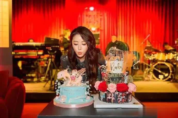 50岁林心如美爆!徐若瑄许玮甯等众星为她庆祝