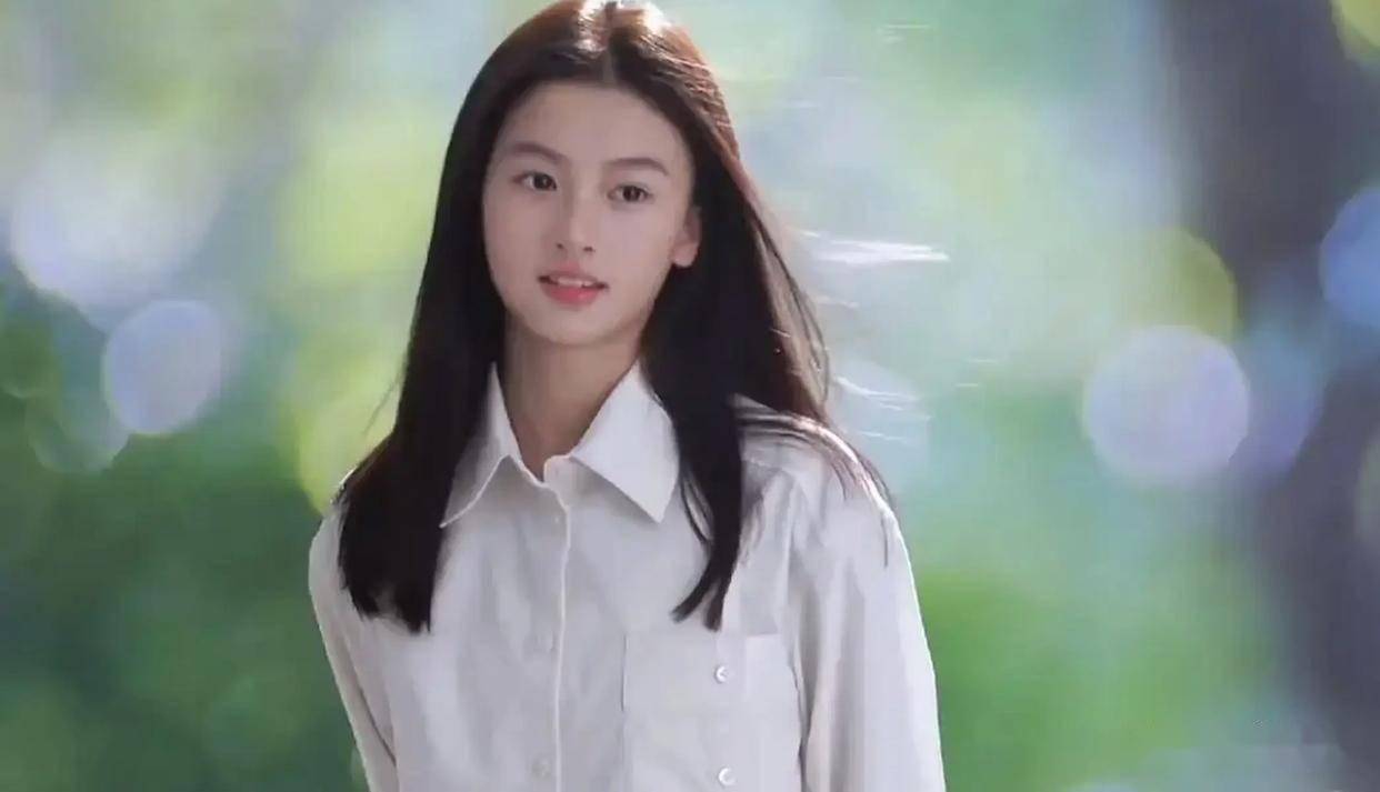 15岁网红七七签约经纪公司正式出道，清纯大方酷似张柏芝，首本杂志照公开，曾婉拒于正的邀约