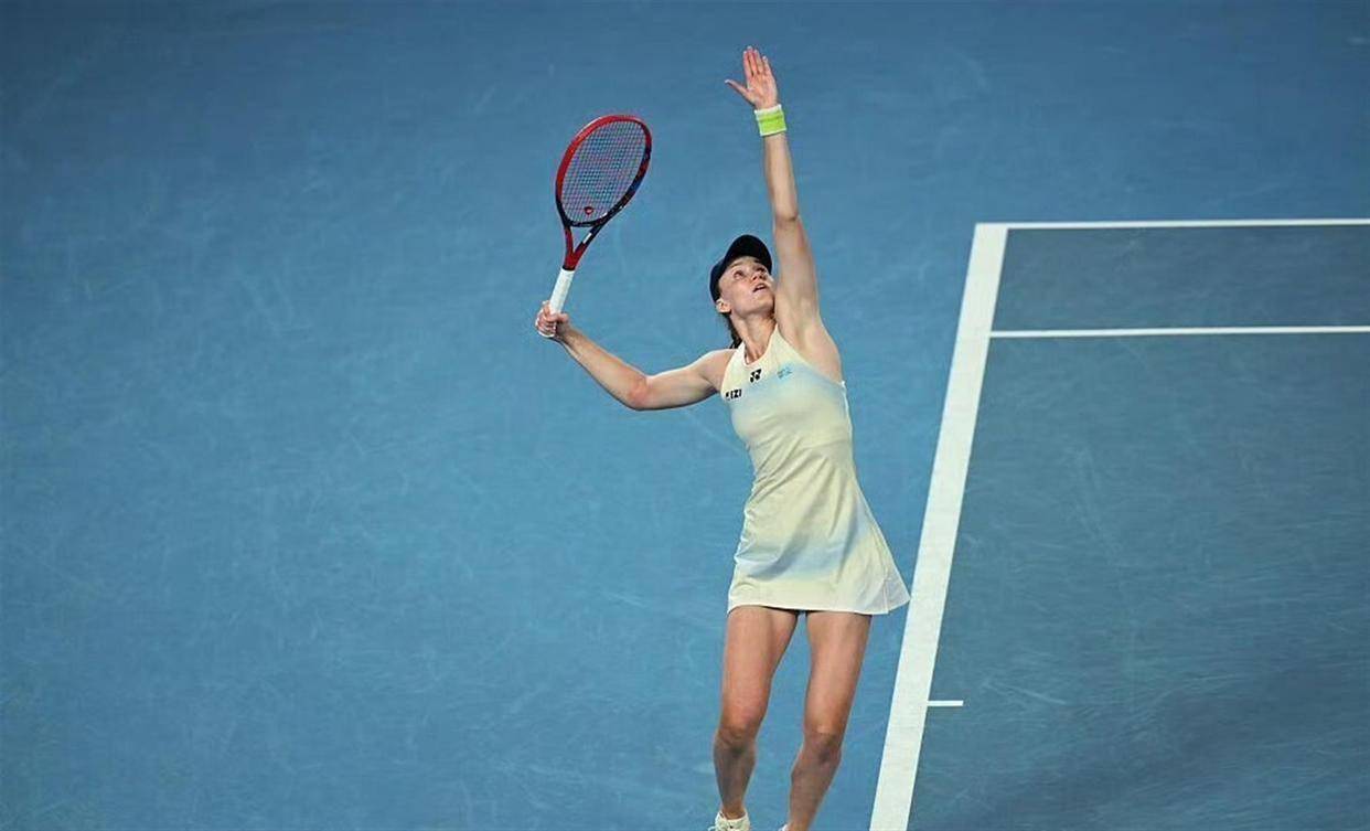 澳网最新战报!女单决赛:4-6、6-4，萨巴伦卡11追平莱巴金娜，双方进决胜盘