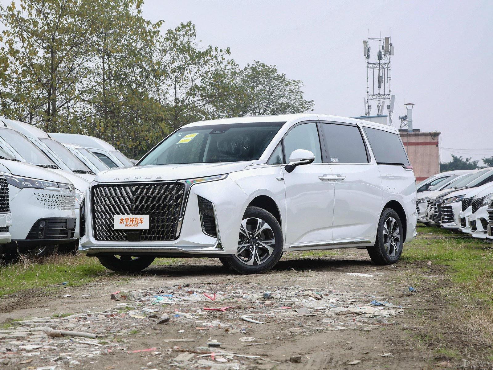 上汽大通G90的内饰用料和做工如何，相比同级别的别克GL8、传祺M8有优势吗?