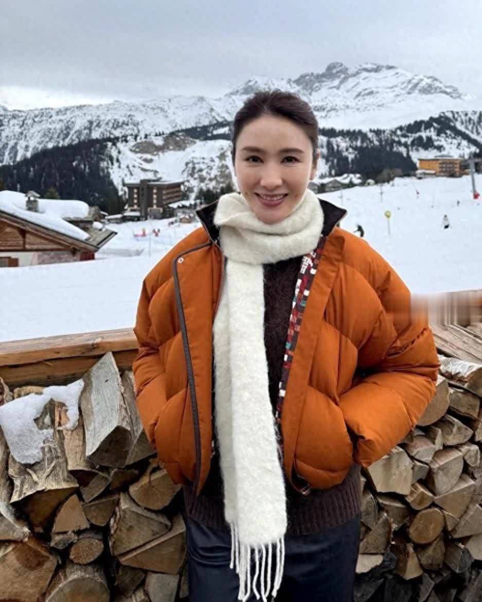 黎姿国外度假穿搭火了！秋冬这样穿时髦又保暖，54岁状态依旧在线