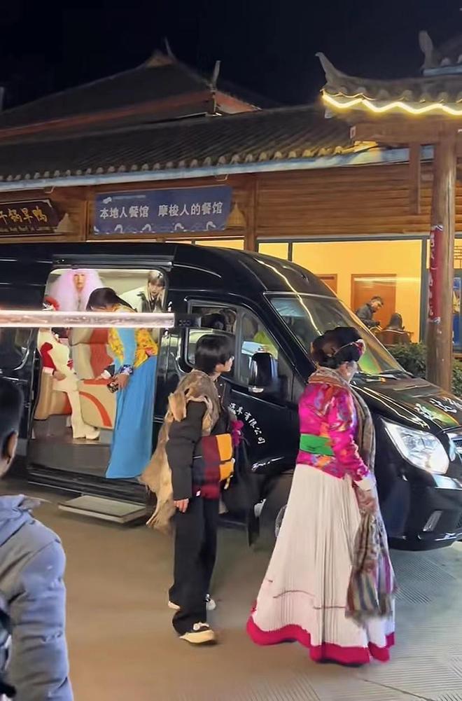 《一路繁花》路透，年龄最大的刘晓庆精气神最好，健步如飞