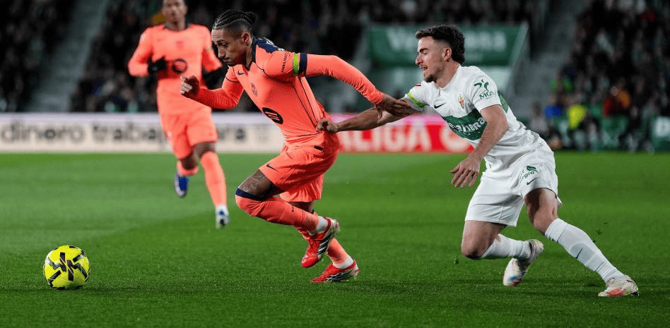 世体：拉菲尼亚半场被换&孔德提前下场，均为预防性换人