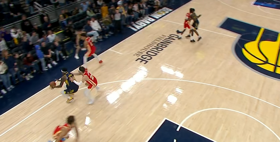 步行者球员麦康奈尔移动发球失误后抢断老鹰沃克，完成救赎