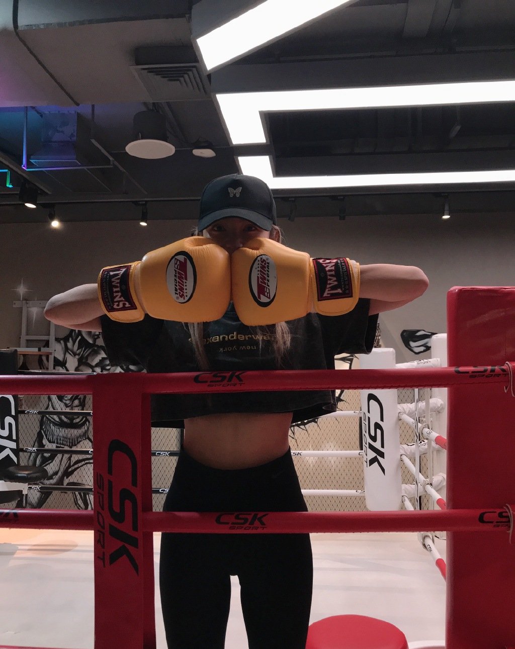 周扬青晒健身照 戴搏击手套大长腿吸睛