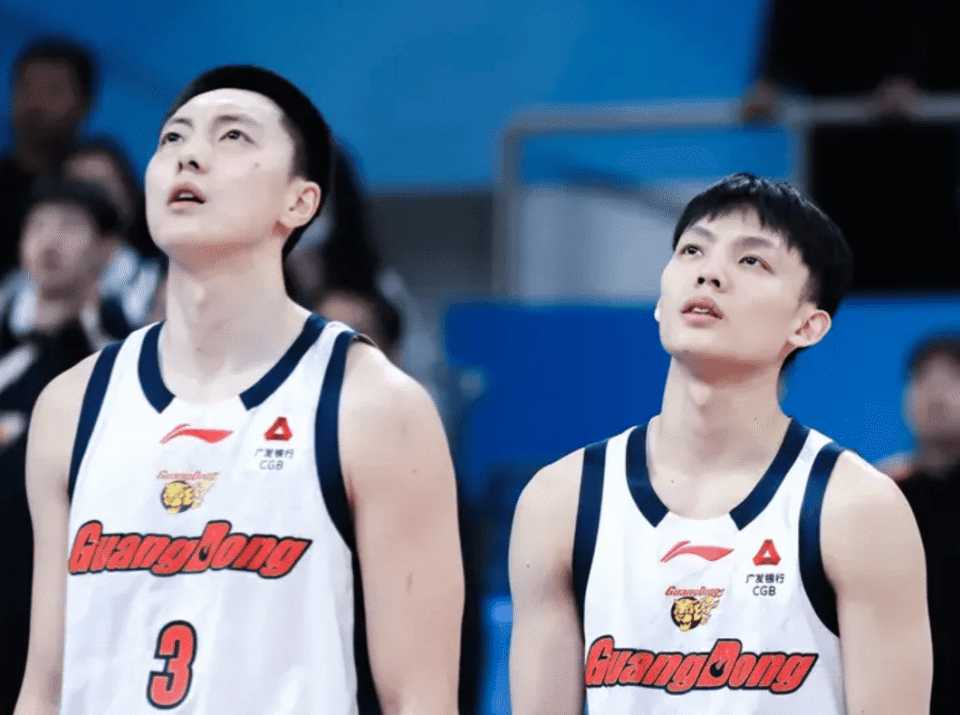 铁哥仨！半场徐杰2中0、胡明轩2中0、杜润旺2中0、全部拿0分