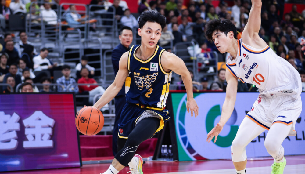 仅打7分钟再度崴脚！徐杰受伤让郭士强比杜锋急 高诗岩地位更稳了