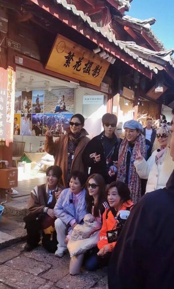 综艺《一路繁花》路透，年龄最大的刘晓庆精气神最好