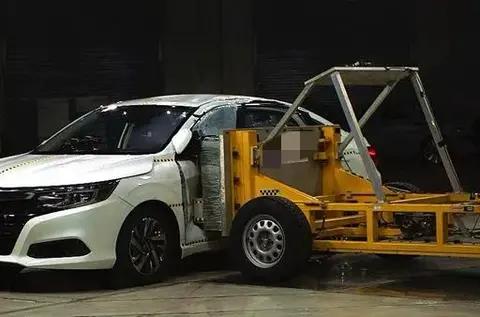 碰撞测试造假?这车A柱弯折引争议