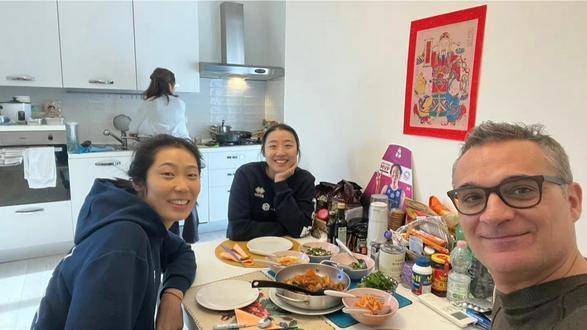 暖意融融！朱婷最新动态：携手姚迪与经纪人，在意大利佛罗伦萨共度新春