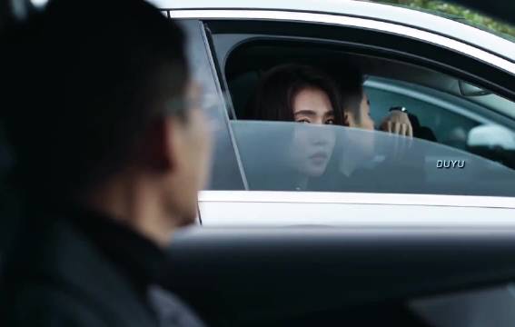 情侣分开三年后重逢，泪别场景令人唏嘘