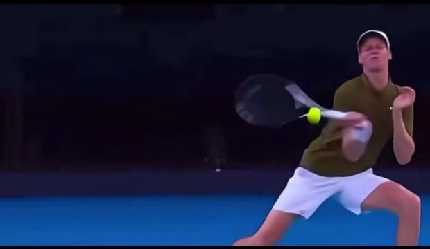 澳网男单1/4决赛辛纳接发球被谢尔顿二发挤到