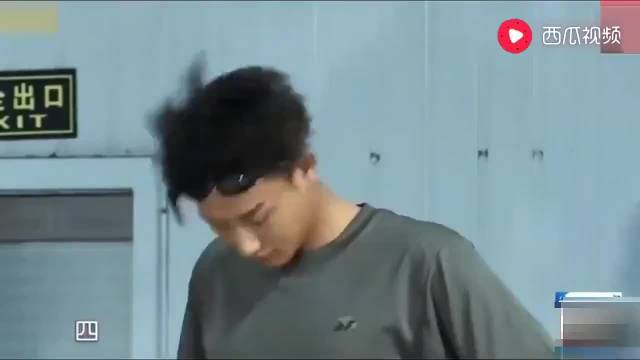 杨幂和沈梦辰一起游泳，告诉你什么叫喜马拉雅和江汉平原