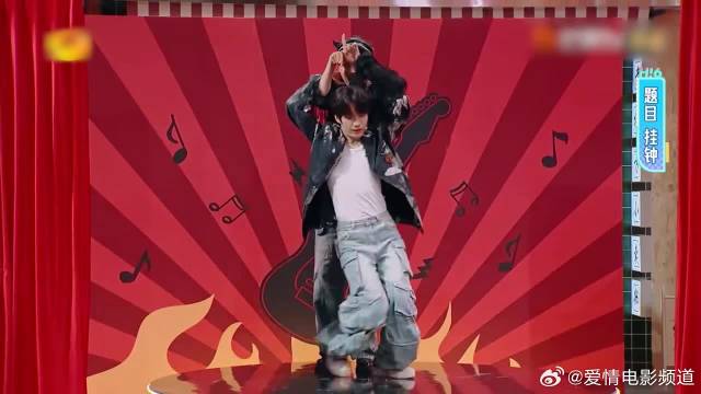 秦霄贤想高圆圆了？表演挂钟老秦呆若木鸡，李雪琴都急了