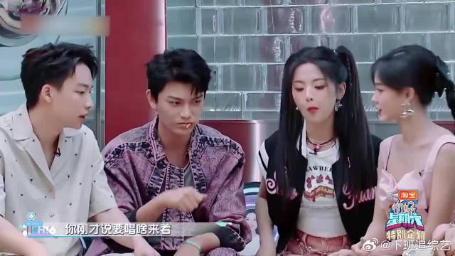 丁禹兮杨超越合唱歌曲，丁禹兮激动站起来唱，结果尴尬了