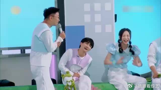 大力出奇迹！于文文把杨超越的蛙给拆了，何炅震惊