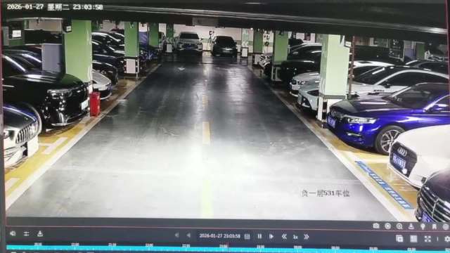 奥迪深夜撞奔驰致中网掉漆，车主质疑对方逃逸