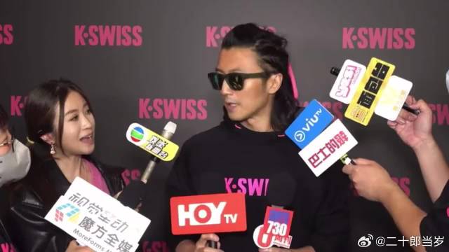 媒体兜着圈子问，其实最想问的还是王菲，谈到她，谢霆锋还是害羞且甜蜜的笑了