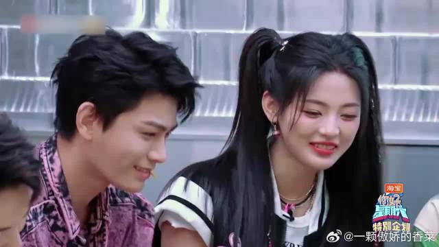 丁禹兮杨超越对视30秒，俩人互相逗趣，简直不要太甜