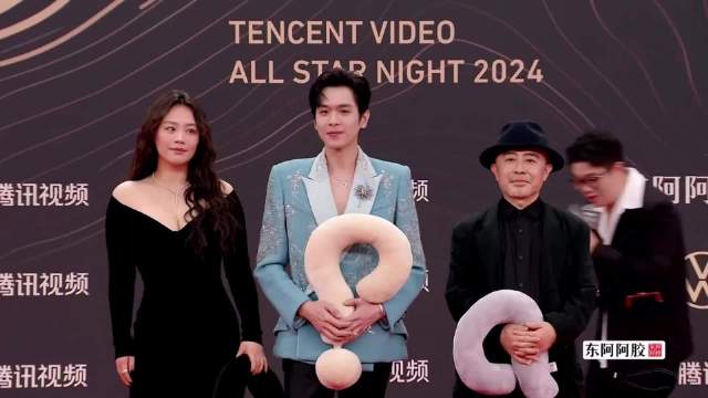 微胖才是极品！马思纯一袭大V领礼服，尽显丰满身材丨星光大赏