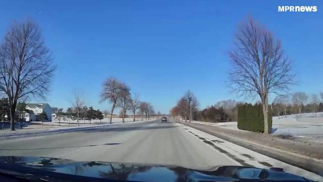 美国ICE特工持枪截停当地女性并逮捕