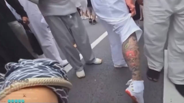 日本黑帮浅草高桥组成员在街头巡游并展示自己的《海贼王》乔巴纹身