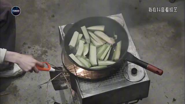 张艺兴做饭不会生火，黄磊来了，都忍不住笑话他