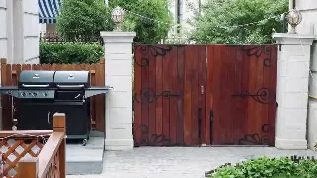 陈立农看到狗狗，就被可爱到了，王彦霖被他逗的笑出画面了！