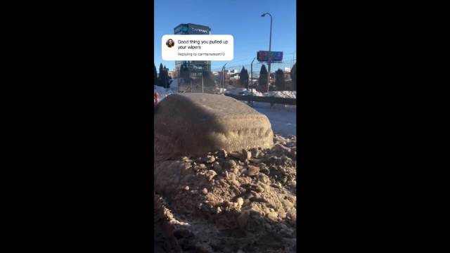 费城一名女子发现自己的本田思域被冰完全裹住了