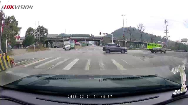 大哥的命真大，敢和大货车抢道