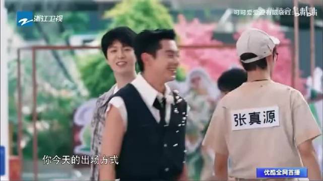 明星贴脸开大名场面：范丞丞学戚薇偷感十足，王鹤棣打不过就加入