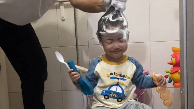 老登带娃洗澡，只管效率不管死活，被妈妈看见就是一顿揍