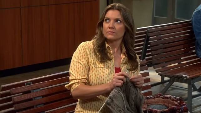 一大早裤子丢了，谢尔顿在火车站裸奔！