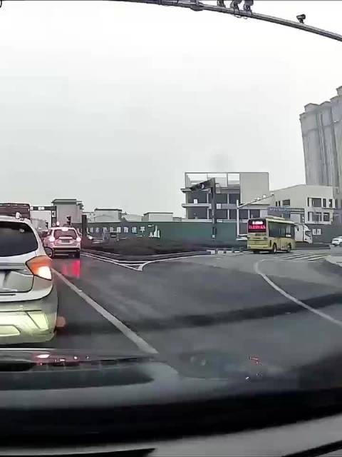 怎么有人在客厅里开卡车？吓死人