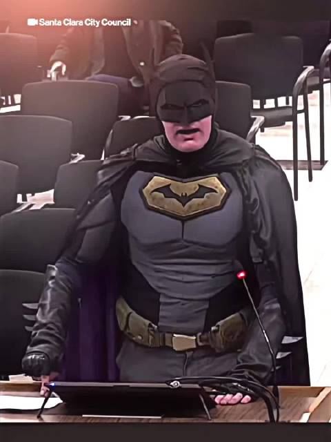 蝙蝠侠现身圣克拉拉市议会，抗议与ICE合作政策