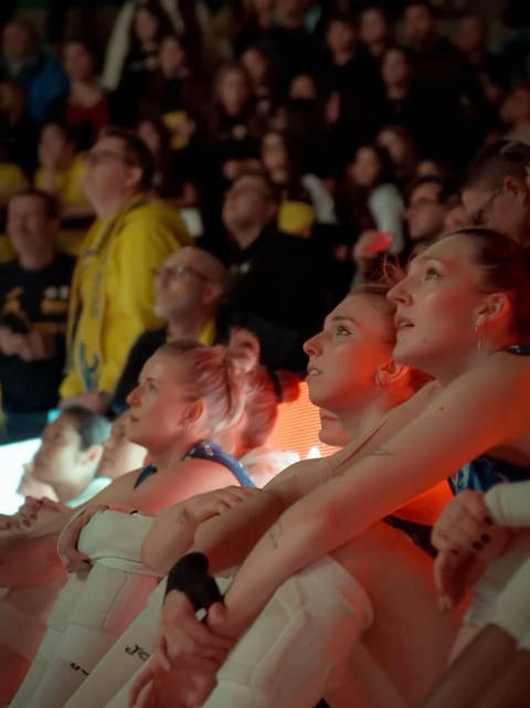 视频记录科内利亚诺在主场与球迷一起庆祝夺得意大利杯！