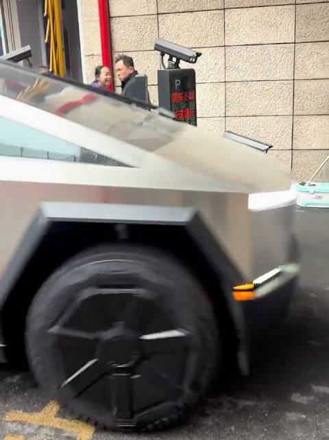 武汉首辆Cybertruck上路，科幻造型颠覆传统设计