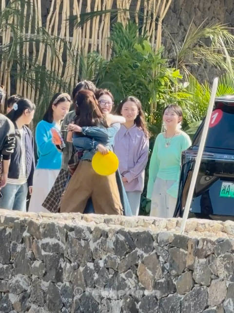 秦岚吴宣仪这个拥抱好实在梦回那年时装周的巴黎仪夜秦了