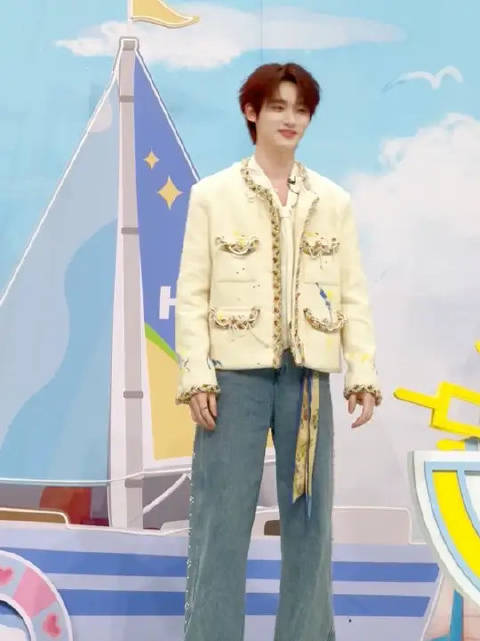 丁程鑫再跳我是李飞，白西装配牛仔裤动作丝滑