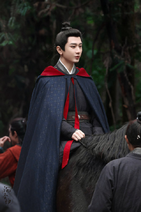 成毅黑红披风骑马亮相两京十五日路透