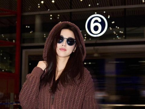 41岁“朱珠”带火了一种国际范新穿法：毛衣+镰刀裤，时髦又高级