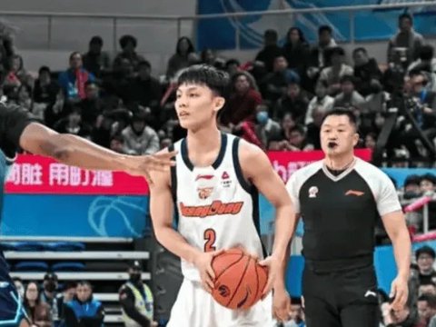 徐杰伤势更新！粤记曝习惯性崴脚，回酒店被队友搀扶，杯赛打吗？