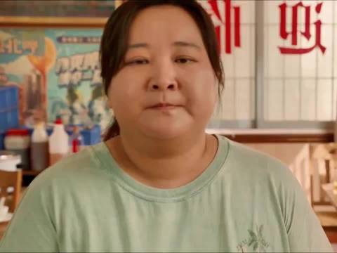 胖女孩被亲人嫌弃，遭身边朋友背叛，最后逆袭成功惊艳众人