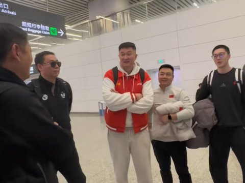 杜锋再展情商！机场偶遇王怀玉为其庆生，徐杰起头，全员唱生日歌