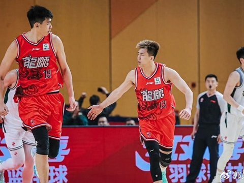 险造22分逆转，广州轰然倒下！郭艾伦8+5致命失误，徐昕空砍12+16