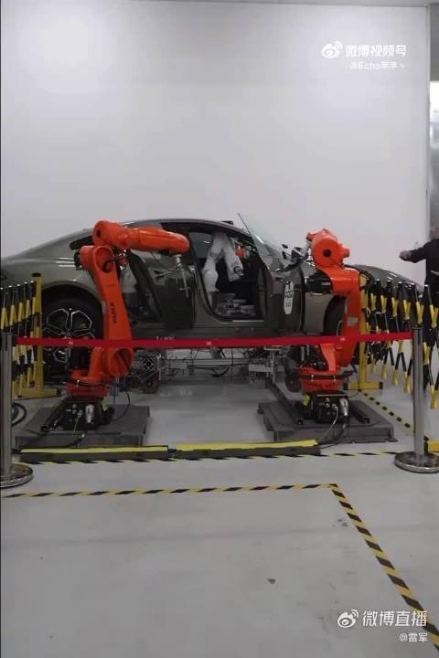 小米汽车实验室机械臂24小时暴力测试车门，前门开关10万次