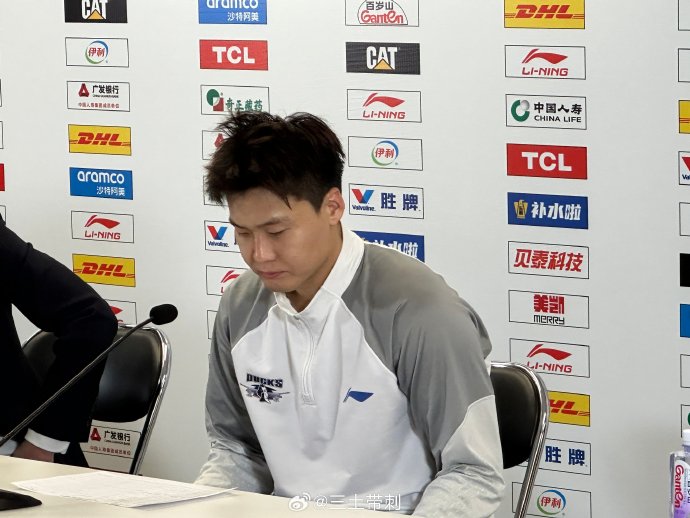 赵睿在CBA北京对青岛比赛最后时刻两罚不中的具体情况是怎样的？